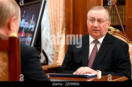 Novo-Ogaryowo, Russland. 21. April 2022. Der russische Präsident Wladimir Putin trifft sich im Kreml am 21. April von Angesicht zu Angesicht mit dem Präsidenten von Transneft, Nikolai Tokarev, rechts, 2022 in Moskau, Russland. Quelle: Mikhail Klimentyev/Kremlin Pool/Alamy Live News Stockfoto