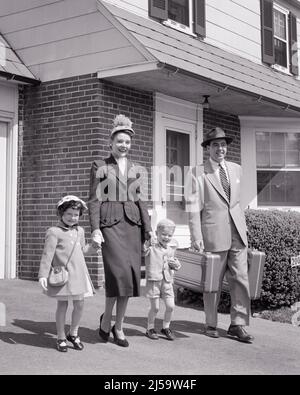 1950S VIERKÖPFIGE FAMILIE, DIE DIE EINFAHRT DES HAUSVATERS MIT GEPÄCK HINUNTERGEHT, MUTTER, DIE DIE HÄNDE DES SOHNES UND DER TOCHTER HÄLT - J1092 HAR001 HARS GEPÄCK KLEIDUNG NOSTALGISCHE PAAR 4 GEMEINSCHAFT VORORT MÜTTER ALTE ZEIT NOSTALGIE BRUDER ALTE MODE SCHWESTER AUFFAHRT JUGENDLICHE STIL JUNGE ERWACHSENE MODISCHE SÖHNE FREUDE LIFESTYLE FRAUEN HÄUSER VERHEIRATET BRÜDER EHEGATTEN EHEMÄNNER GESUNDHEIT ZU HAUSE LEBEN KOPIEREN RAUM FREUNDSCHAFT DURCHGEHENDE DAMEN TÖCHTER PERSONEN WOHN MÄNNER GEBÄUDE GESCHWISTER SCHWESTERN VÄTER B&W PARTNER ANZUG UND KRAWATTE GLÜCK VÄTER AUFREGUNG STOLZ HÄUSER GESCHWISTERHAUS CONNECTION STILVOLL Stockfoto