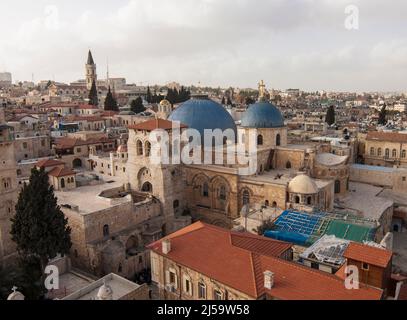 Israel - Jerusalem - Luftansicht der Grabeskirche mit der Altstadt Stockfoto