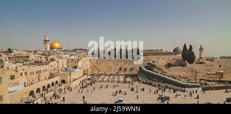 Panoramablick auf die westliche Mauer (auch bekannt als Klagemauer oder Kotel) mit Kuppel des Felsendoms und der Al-Aqsa Moschee. Jerusalem, Israel Stockfoto