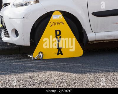 Geklemmtes Fahrzeug im Vereinigten Königreich wegen Nichtzahlung der Verbrauchsteuer. Stockfoto