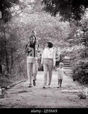 1960S FAMILIE VON 4 WALKING IN THE PARK KLEINKIND JUNGE HÄLT MUTTER S HAND UND MÄDCHEN REITEN AUF PAPA S SHOUL DER - J13210 HAR001 HARS EHEMANN VATER REITEN VIER AUSÜBUNG SCHULTER MUTTER NOSTALGISCH AKTIV PAAR 4 S-STADT MÜTTER ALTE ZEIT NOSTALGIE BRUDER ALTE MODE SCHWESTER 1 FITNESS JUGENDLICH GESUND JUNGER ERWACHSENER STARKE SÖHNE ERFREUT FAMILIEN FREUDE LIFESTYLE FRAUEN VERHEIRATET BRÜDER EHEPARTNER EHEMÄNNER KOPIEREN RAUM IN VOLLER LÄNGE DAMEN TÖCHTER PERSONEN PFLEGE MÄNNER GESCHWISTER SCHWESTERN VÄTER B&W PARTNER AKTIVITÄT KÖRPERLICHE FRÖHLICHE KRAFT UND VÄTER ERHOLUNG GESCHWISTER LÄCHELT KONZEPTIONELLE FLEXIBILITÄT FREUDIGE MUSKELN Stockfoto