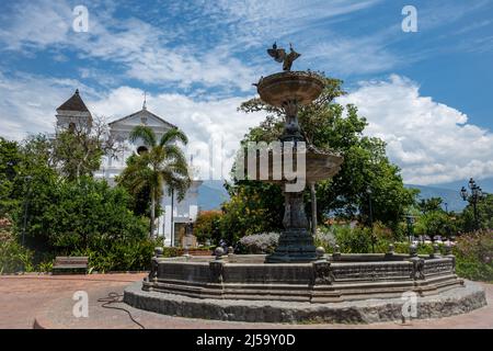 Wasserbrunnen im Stadtzentrum von Santa Fe de Antioquia, Kolumbien, Südamerika. Stockfoto