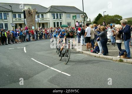 Princetown, Großbritannien - 2012. September: Tour de Britain Radfahrer fahren durch die Stadt Princetown in Dartmoor, England Stockfoto