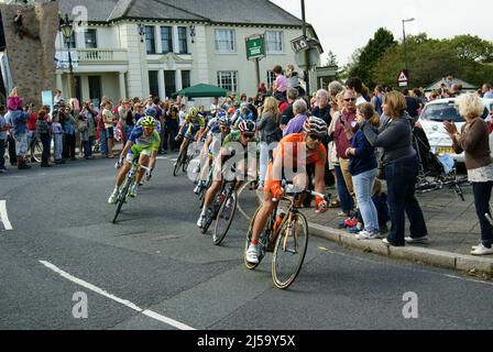 Princetown, Großbritannien - 2012. September: Tour de Britain Radfahrer fahren durch die Stadt Princetown in Dartmoor, England Stockfoto