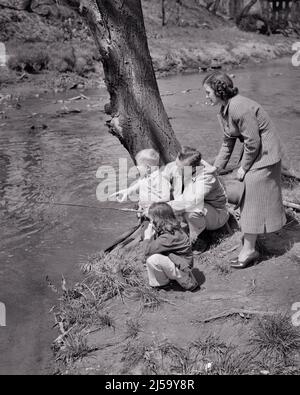 1940S 1950S FAMILIE VON VIER VATER MUTTER TOCHTER SOHN DURCH RAND DES FLUSSES VATER ZEIGEN UND HALTEN ANGELRUTE - J1736 HAR001 HARS PAAR 4 VORSTADTMÜTTER ALTE ZEIT NOSTALGIE BRUDER ALTE MODE SCHWESTER 1 JUGENDLICHE POLE TEAMARBEIT INFORMATIONEN ATHLET SÖHNE FAMILIEN FREUDE LIFESTYLE FRAUEN VERHEIRATET BRÜDER LÄNDLICHEN EHEGATTEN EHEMÄNNER ZU HAUSE LEBEN NATUR KOPIEREN RAUM IN VOLLER LÄNGE DAMEN TÖCHTER PERSONEN STROM MÄNNER ATHLETISCHER HAKEN GESCHWISTER VERTRAUEN SCHWESTERN VÄTER B&W PARTNER FANGEN GLÜCK HIGH ANGLE ENTDECKUNG VÄTER AUFREGUNG ERHOLUNG HASPEL GESCHWISTER VERBINDUNG KONZEPTIONELLE STILVOLLE ANGELN JUGENDLICHE MITTLEREN ERWACHSENEN Stockfoto