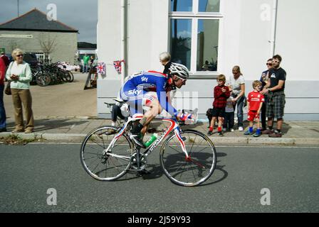 Princetown, Großbritannien - 2012. September: Tour de Britain Radfahrer fahren durch die Stadt Princetown in Dartmoor, England Stockfoto