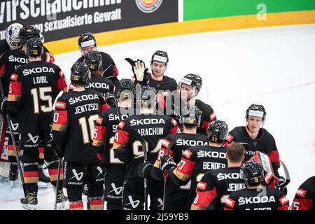 Rosenheim, Deutschland. 21. April 2022. Eishockey: Internationales Spiel, Deutschland - Schweiz im ROFA-Stadion. Die Spieler Deutschlands feiern ihren Sieg. Quelle: Matthias Balk/dpa/Alamy Live News Stockfoto