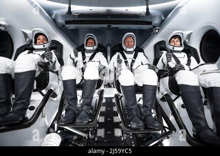 Crew-4-Astronauten, von links, Jessica Watson, Missionsspezialistin; Bob Hines, Pilot; Kjell Lindgren, Kommandant und Samantha Cristoforetti, Missionsspezialistin, werden während einer Generalprobe im Kennedy Space Center in Florida am 20. April 2022 im SpaceXs Crew Dragon, von der Crew-4-Crew als Freiheit bezeichnet, aufgestellt. Crew-4 wird die Astronauten zur Internationalen Raumstation im Rahmen des NASAs Commercial Crew Program starten. Der Start vom Launch Complex 39A bei Kennedy ist für Samstag, den 23. April 2022, um 5:26 Uhr EDT geplant. Quelle: SpaceX über CNP Stockfoto