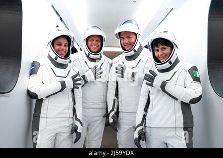 Kennedy. 23. April 2022. Crew-4-Astronauten, von links, Jessica Watson, Missionsspezialistin; Bob Hines, Pilot; Kjell Lindgren, Kommandant und Samantha Cristoforetti, Missionsspezialistin, posieren vor dem SpaceXs Crew Dragon, von der Crew-4-Crew als Freiheit bezeichnet, während einer Generalprobe im Kennedy Space Center in Florida am 20. April 2022. Crew-4 wird die Astronauten zur Internationalen Raumstation im Rahmen des NASAs Commercial Crew Program starten. Der Start vom Launch Complex 39A bei Kennedy ist für Samstag, den 23. April 2022, um 5:26 Uhr EDT geplant. Quelle: SpaceX via CNP/dpa/Alamy Live News Stockfoto