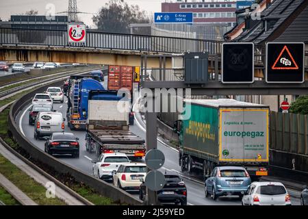 Stau auf der Autobahn A40, Ruhrschnellweg, in Essen, Verkehrsbehinderungen Richtung Bochum, nach Unfall, NRW, Deutschland, Stockfoto