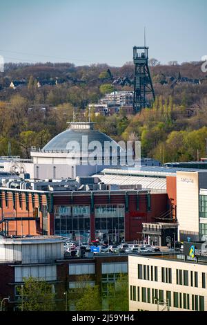 Das Einkaufszentrum Westfield Centro, Neue Mitte, im hinteren Olga Park mit dem verwinkelten Turm der ehemaligen Kolonie Osterfeld, im hinteren Teil die Hanie Stockfoto