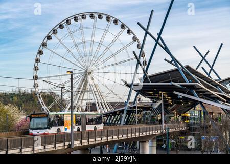 Riesenrad an der Haltestelle Neue Mitte, für Bus- und Straßenbahnlinien, im Einkaufszentrum Westfield Centro in Oberhausen, NRW, Deutschland, Stockfoto