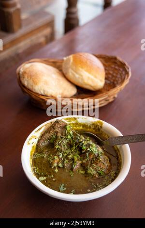 Authentisches Goan-Gericht Chicken Cafreal serviert mit Goan-Brot Stockfoto