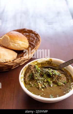 Authentisches Goan-Gericht Chicken Cafreal serviert mit Goan-Brot Stockfoto