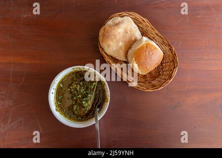 Authentisches Goan-Gericht Chicken Cafreal serviert mit Goan-Brot Stockfoto