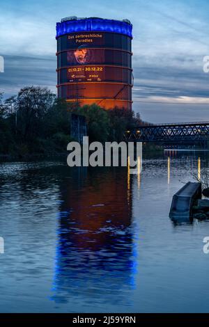 Neue Mitte Oberhausen, Gasometer-Ausstellungshalle, nach Renovierung, Rhein-Herne-Kanal, Abendbeleuchtung, Ausstellung das fragile Paradies, NRW Stockfoto