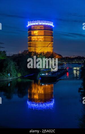 Neue Mitte Oberhausen, Gasometer-Ausstellungshalle, nach Renovierung, Rhein-Herne-Kanal, Frachtschiff, Abendbeleuchtung, Ausstellung das fragile Paradies, Stockfoto