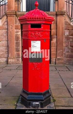 Carlisle, England - Vereinigtes Königreich - 17.. März 2022: Die nachgebaute viktorianische Säulenkiste, die an Carlisle erinnert, wo die ersten Straßen liegen Stockfoto