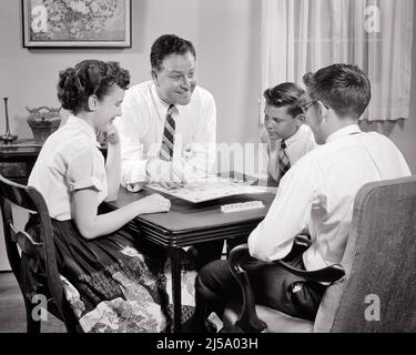 1950S VATER SPIELT SCRABBLE MIT SEINEN DREI TEENAGERKINDERN, EINEM MÄDCHEN UND ZWEI JUNGEN, DIE IM WOHNZIMMER SITZEN KLAPPKARTENTISCH - J7355 HAR001 HARS PAAR 4 SUBURBAN URBAN OLD TIME NOSTALGIE BRUDER OLD FASHION SCHWESTER 1 JUVENILE KOMMUNIKATION RECHTSCHREIBUNG WETTBEWERB INFORMATIONEN SÖHNE FAMILIEN LIFESTYLE FEIER FRAUEN BRÜDER ZU HAUSE LEBEN HALBLANGE TÖCHTER PERSONEN FÜRSORGLICH MÄNNER TEENAGER MÄDCHEN TEENAGER JUNGE UNTERHALTUNG FALTEN GESCHWISTER VERTRAUEN SCHWESTERN VÄTER B&W AKTIVITÄT GLÜCK SEINE STRATEGIE WOHNZIMMER UND WORTWAHL VÄTER AUFREGUNG WISSEN REKREATION PRIDE CARD TABELLE A AT OF OPPORTUNITY Stockfoto