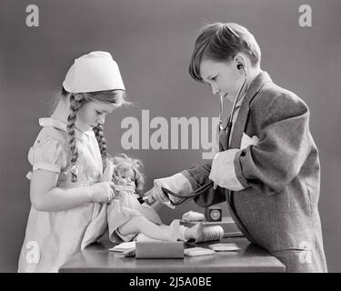 1940S KLEINE JUNGEN UND MÄDCHEN SPIELEN VERKLEIDEN SICH ARZT UND KRANKENSCHWESTER PFLEGE FÜR EIN SPIELZEUG PUPPE JUNGE MIT EINEM STETHOSKOP TRAGEN DAD’S JACKE - J8742 HAR001 HARS STIL KARRIERE PFLEGE TEAMARBEIT LIFESTYLE HÖREN FRAUEN BRÜDER STUDIO SCHOSS NACH HAUSE LEBEN KOPIE RAUM FREUNDSCHAFT HALBE LÄNGE PERSONEN INSPIRATION FÜRSORGLICH MÄNNER GESCHWISTER SCHWESTERN STETHOSKOP B&W GESUNDHEITSWESEN BERUF ANBIETER ABENTEUER PRAKTIKER HEILUNG UND KARRIERE ÄRZTE GESUNDHEITSWESEN BIS BERUFE GESCHWISTER MIT HEILER ARZT PRAKTIKER ZÖPFE WACHSTUM IDEEN PROFIS ZUSAMMENGEHÖRIGKEIT SCHWARZ UND WEISS KAUKASISCHEN ETHNIE HAR001 Stockfoto