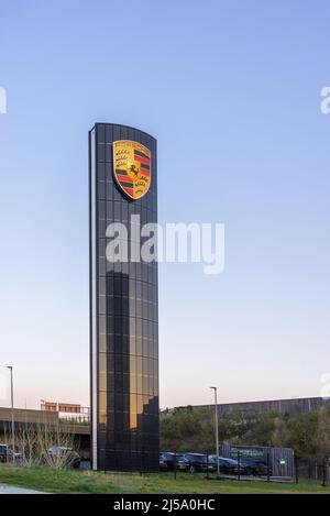 Beleuchtetes Porsche-Schild beim Porsche-Händler in Berlin, Deutschland, Europa Stockfoto