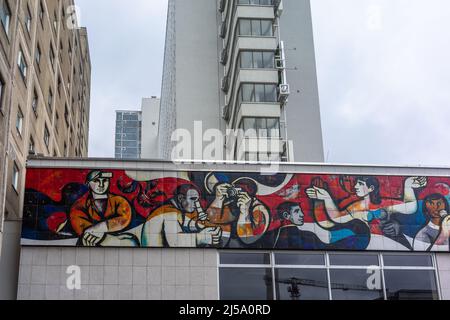 Buntes Wandgemälde aus der DDR-Zeit am Alexanderplatz, Berlin, Deutschland, EU Stockfoto