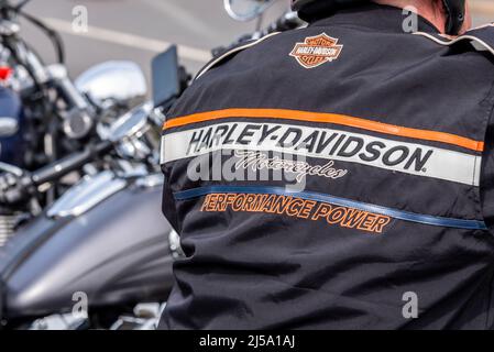 Harley Davidson Cycles Motorradjacke, die von einem Biker bei der Southend Shakedown Motorradveranstaltung getragen wird. Amerikanische Marke Stockfoto