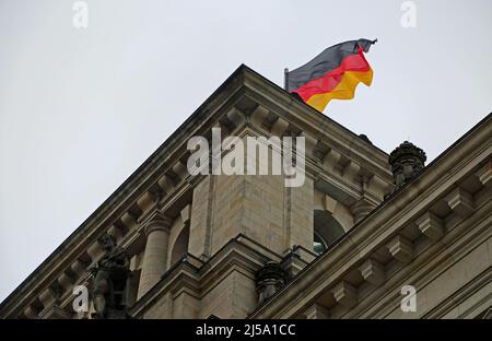 Teil des Reichstags mit deutscher Flagge - Berlin, Deutschland Stockfoto