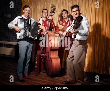 1950S VIERKÖPFIGE COUNTRY & WESTERN-BAND MIT GEIGE-AKKORDEONGITARRE UND STANDUP-BASS BEIM BLICK AUF DIE KAMERA - M906C DEB001 HARS JUNGER ERWACHSENER BALANCE KEYBOARD TEAMWORK WEST FREUDE LIFESTYLE MUSIKER LÄNDLICHEN KOPIE RAUM FREUNDSCHAFT GANZJÄHRIGE PERSONEN INSPIRATION MÄNNER WESTERN PERFORMANCE BERUF UNTERHALTUNG MUSIKER BLICKKONTAKT QUARTETT PERFORMING ARTS TRÄUME BERUF GLÜCK AKKORDEON FREIZEIT PERFORMER KARRIERE FÜHRUNG ERHOLUNG STRING INSTRUMENTEN BASS STOLZ LAND UND WESTERN KEYBOARD INSTRUMENT ENTERTAINER FIDDLE BESCHÄFTIGT LÄCHELT WESTERN KLEIDUNG Stockfoto