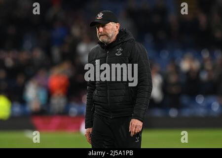 Burnley, Großbritannien. 21. April 2022. Ein niedergetragener Ralph Hasenhüttl-Manager von Southampton kehrt in die Garderobe zurück, nachdem er am 4/21/2022 in Burnley, Großbritannien, 2-0 verloren hatte. (Foto von Craig Thomas/News Images/Sipa USA) Quelle: SIPA USA/Alamy Live News Stockfoto