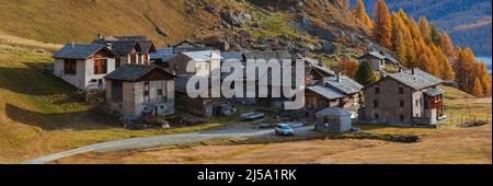 Eine Alm und ein Hochgebirgsdorf mit typischen Holz- und Steinhäusern, in den Schweizer Alpen, in der Nähe des Dorfes Sankt Moritz im Engadin Stockfoto