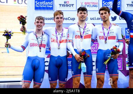 Die Briten Rhys Britton (links), Oliver Wood, Charlie Tanfield und Ethan Vernon auf dem Podium, nachdem sie am ersten Tag des Tissot UCI Track Nations Cup 2022 im Sir Chris Hoy Velodrome in Glasgow Silber in der Mannschaftsverfolgung gewonnen hatten. Bilddatum: Donnerstag, 21. April 2022. Stockfoto