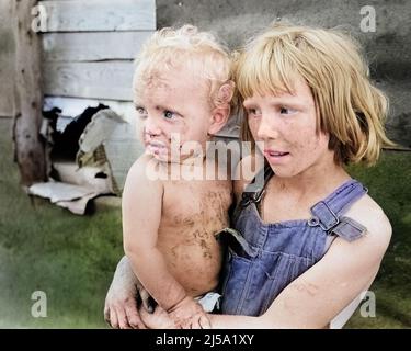 1950S ZWEI ARME KINDER GESCHWISTER KLEINKIND UND KLEINES MÄDCHEN OZARK MOUNTAINS IN DER NÄHE VON WINSLOW ARKANSAS USA - W114C LAN001 HARS SCHWESTER ARMUT 1 JUGENDLICHE GESICHTSBERGE FÜRCHTEN BLONDE SORGE FAMILIEN LIFESTYLE FRAUEN BRÜDER MOODY ARMES LÄNDLICHES ZUHAUSE LEBEN KOPIEREN RAUM HALBE LÄNGE FÜRSORGLICHE MÄNNER RISKIEREN GESCHWISTER SCHWESTERN AUSDRÜCKE BEUNRUHIGT BETROFFENE TRAURIGKEIT UNGLÜCKLICHE TRÄUME UND ARKANSAS STIMMUNG IN DER NÄHE VON OZARK GESCHWISTER VERBINDUNG GLUM BENACHTEILIGT BABY JUNGE WINSLOW ENTTÄUSCHT ENTTÄUSCHT ABGEKOPPELT WACHSTUM VERARMTE JUGENDLICHE MISERABLE PRE-TEEN PRE-TEEN MÄDCHEN ZWEISAMKEIT KAUKASISCHE ETHNIE VERSTÖRT BEDÜRFTIGEN Stockfoto