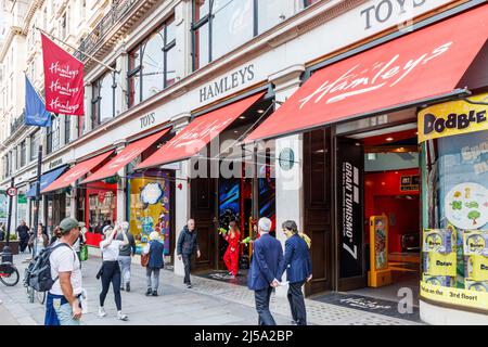 Hamleys, ein britischer multinationaler Spielwarenhändler, in der Regent Street, London, Großbritannien. Stockfoto