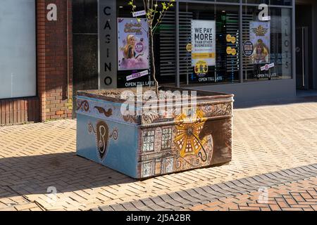 Handgemalte Wandbilder von lokalen Basingstoke-Szenen auf einem Blumentopf im Stadtzentrum von Basingstoke, April 2022. Ein Teil der Straßen lebendig feiert lokale Künstler. VEREINIGTES KÖNIGREICH Stockfoto