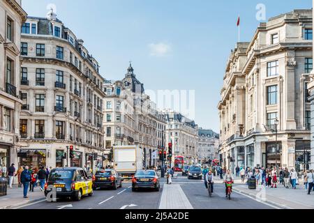 Verkehr auf der Regent Street an einem sonnigen Nachmittag im Frühjahr 2022, London, Großbritannien Stockfoto