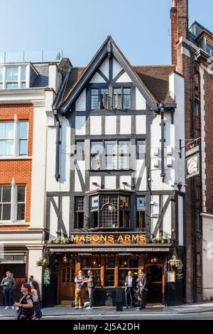 Trinker vor dem Freimaurer-Waffenhaus in der Maddox Street, im Stadtteil Mayfair in London, Großbritannien Stockfoto