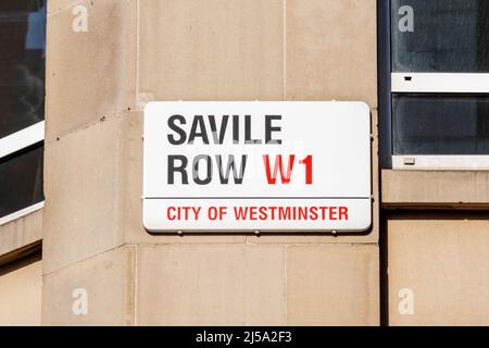 Straßenschild in der Savile Row, einer Straße in Mayfair, die hauptsächlich für ihre traditionelle, maßgeschneiderte Herrenschneiderei in London, Großbritannien, gilt Stockfoto