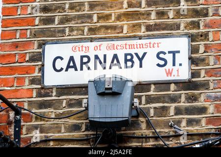 Straßenname in der Carnaby Street, einer Fußgängerzone in Soho, wo Mode- und Lifestyle-Einzelhändler und unabhängige Boutiquen zu finden sind, London, Großbritannien Stockfoto