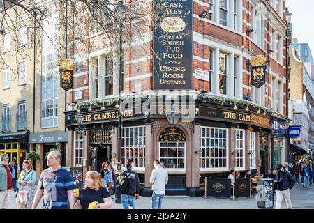 The Cambridge, ein öffentliches Haus im Cambridge Circus an der Ecke Moor Street und Charing Cross Road, London, Großbritannien Stockfoto