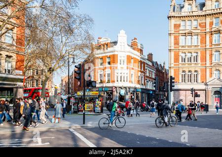 Radfahrer und Fußgänger auf der Charing Cross Road im Cambridge Circus, London, Großbritannien Stockfoto