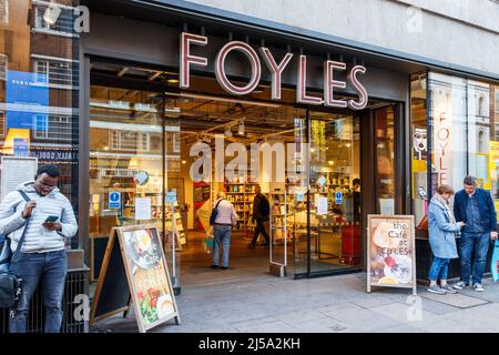 Der Flagship-Store von W & G Foyle Ltd. (In der Regel einfach Foyles genannt), einem Buchhändler in Charing Cross Road, London, Großbritannien Stockfoto