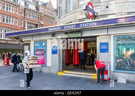 Der Eingang zur U-Bahnstation Warren Street an der Tottenham Court Road, London, Großbritannien Stockfoto