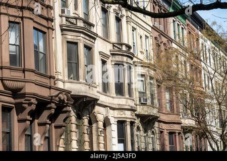 Die Upper West Side-Architektur entlang der West 75. Street in der Nähe des Central Park ist ein Wohnviertel, NYC, USA 2022 Stockfoto