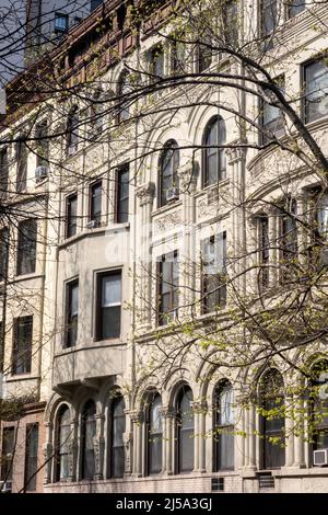 Die Upper West Side-Architektur entlang der West 75. Street in der Nähe des Central Park ist ein Wohnviertel, NYC, USA 2022 Stockfoto