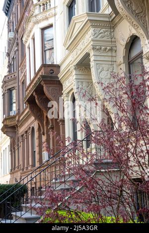 Die Upper West Side-Architektur entlang der West 75. Street in der Nähe des Central Park ist ein Wohnviertel, NYC, USA 2022 Stockfoto