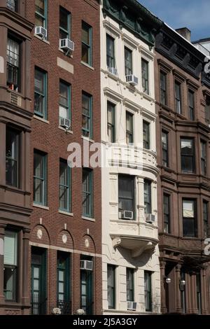 Die Upper West Side-Architektur entlang der West 75. Street in der Nähe des Central Park ist ein Wohnviertel, NYC, USA 2022 Stockfoto