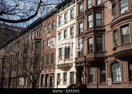 Die Upper West Side-Architektur entlang der West 75. Street in der Nähe des Central Park ist ein Wohnviertel, NYC, USA 2022 Stockfoto