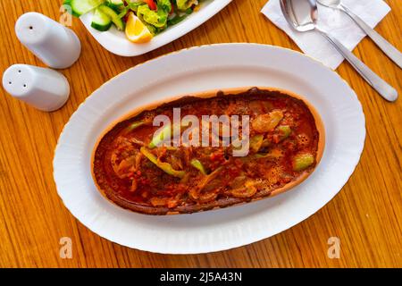 Izmir Kofte, türkisches Gericht mit würzigen Fleischbällchen Stockfoto